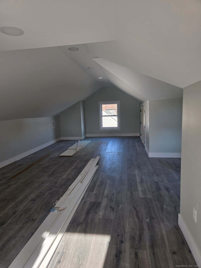 Building Photo - 281 Pequot Ave