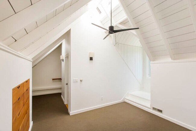 Building Photo - Balcony & Gas Fireplace: Sunny Apartment i...