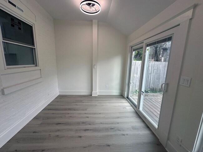 Building Photo - 528 Manor St