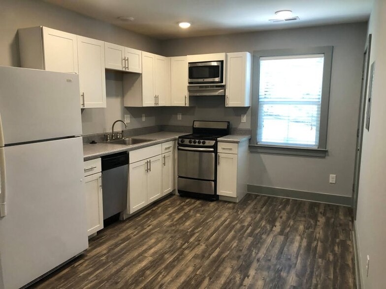 Kitchen with oven/stove, fridge, dishwasher and micorwave, - 202 Dixie Ave