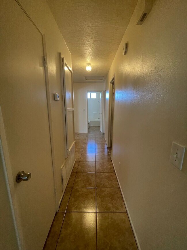 Building Photo - Hesperia-Refurbished- 3 Bedrooms, 2 Bathro...