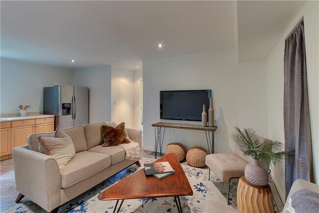Building Photo - 9305 Granada Hills Dr