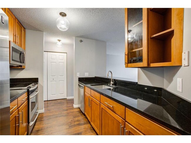 Building Photo - Beautiful 2 Bed / 2 Bath With Fantastic Am...