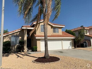 Building Photo - COMPLETELY REMODELED 4 BEDROOM POOL HOME!