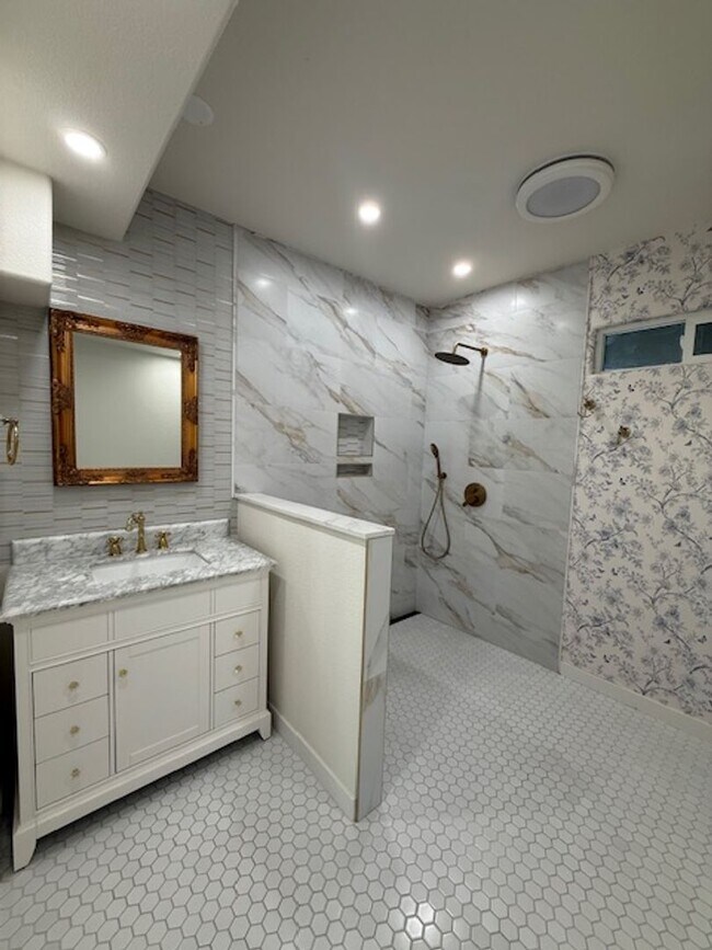 Building Photo - Very Nice 4 bedroom, 3 full bath home in much desired Lakeside neighborhood.