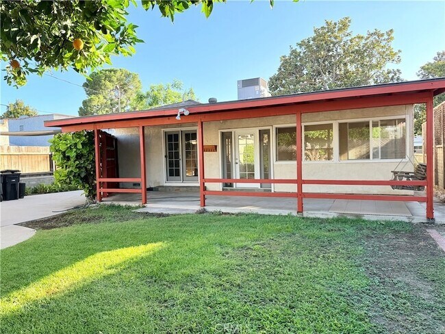 Building Photo - 828 N Pass Ave