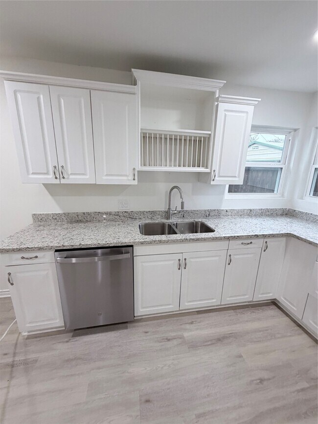 Building Photo - 5451 Oriole St