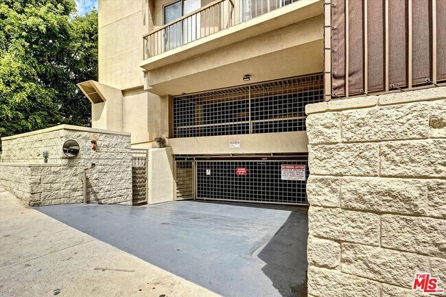 Building Photo - 10747 Wilshire Blvd
