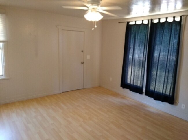 Building Photo - 3 Bedroom 2 Bath House