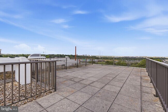 Building Photo - 1300 Army Navy Dr