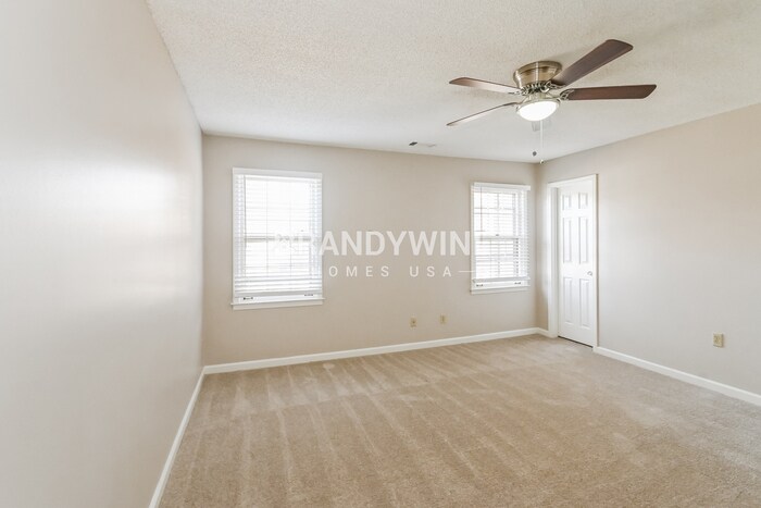 Building Photo - 292 E Valleywood Dr