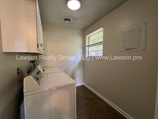 Building Photo - Cozy and Clean on a Cul De Sac-Move In Ready!