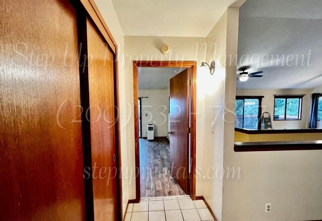 Building Photo - Spacious 3 Bedroom, 2.5 Bath Home in Myers Hill!