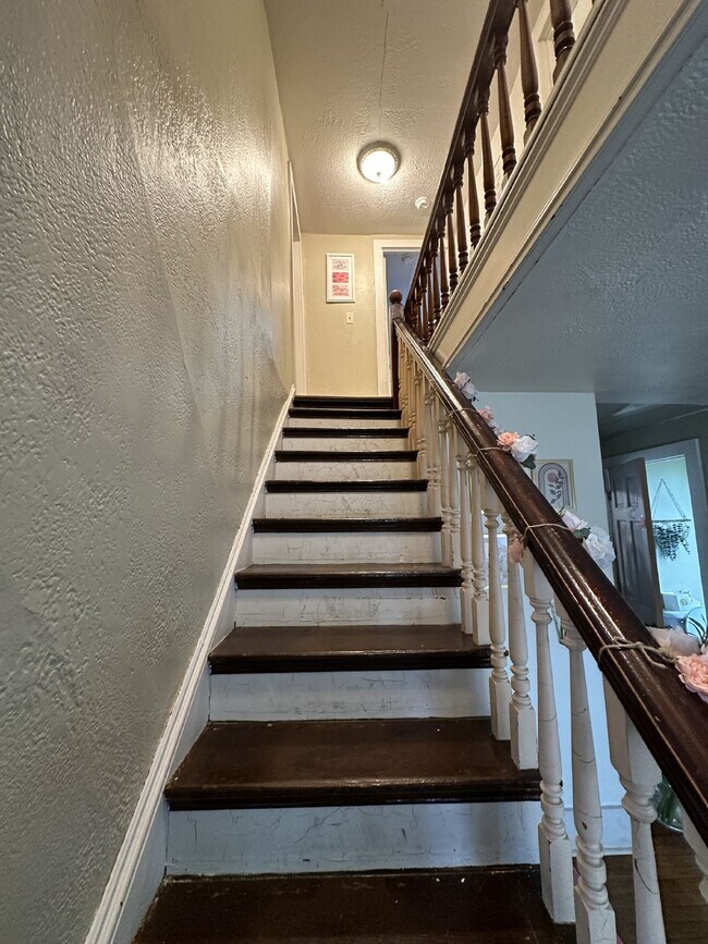 Building Photo - 4 Bed 2 Bath close to UWEC!