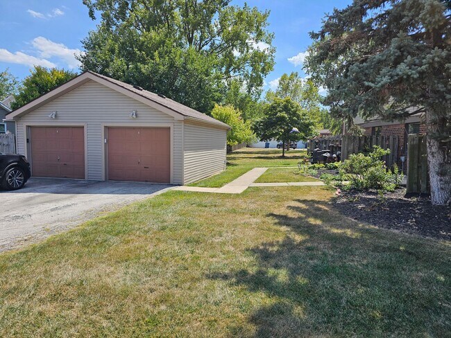 Building Photo - 3BR Townhome – Remodeled Kitchen, Garage, ...