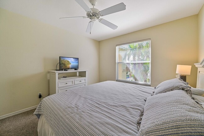 Building Photo - **SHORT-TERM RENTAL - FURNISHED TURNKEY 2+Den/2 CONDO in Stoneybrook**
