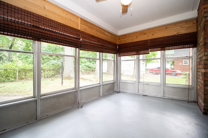 Building Photo - 2424 Lambert Dr