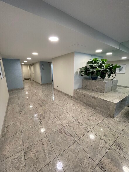 Building Photo - 515 W Wrightwood Ave