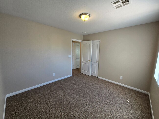 Building Photo - A Spacious 4 Bedroom House in Iron Mountain Ranch
