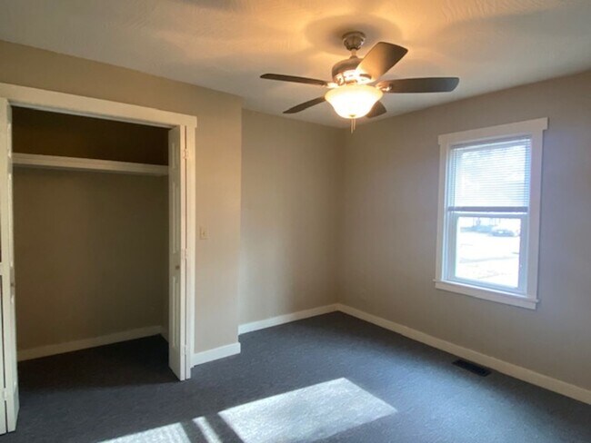 Building Photo - Adorable 2 Bedroom Early August