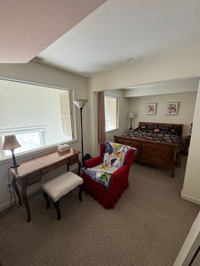 Building Photo - One Bedroom in Downtown Emmaus