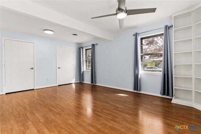 Building Photo - 204 Oak St