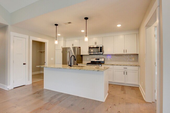 Building Photo - Fresh and Clean 3 bed/2 bath minutes from Exit 8.  Show Stopper!