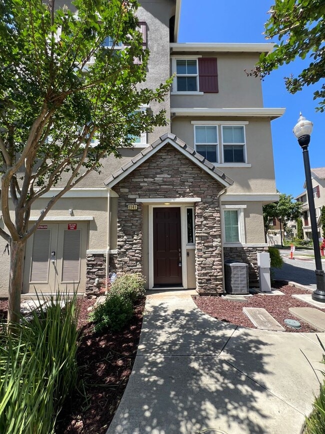 Building Photo - $4095-Beautiful Tri-level 3 Bed/2.5 Ba Townhome in Hampton Park/North San Jose
