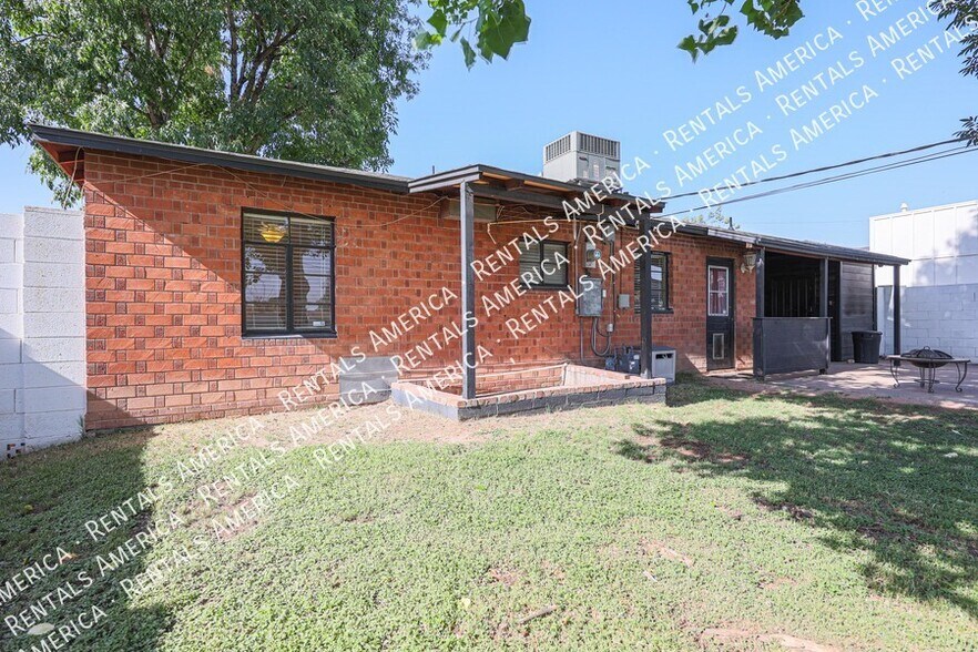 Building Photo - 2911 E Flower St