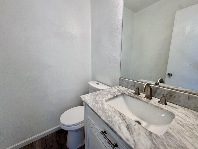 Building Photo - 2507 Rainbow Dr