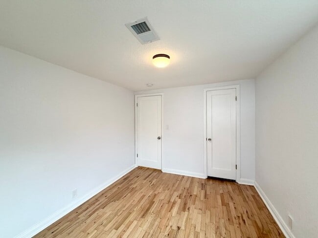 Building Photo - Move-in Ready Ranch
