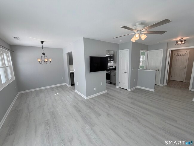 Building Photo - 43 Southwind Ln