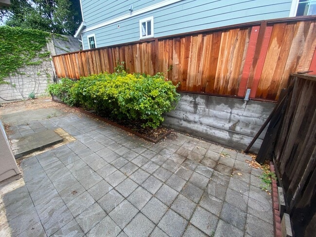 Building Photo - Beautiful & Spacious 3 Bedroom, 2.5 Bathroom Hayward Home – Prime Residential Location W Laundry,...