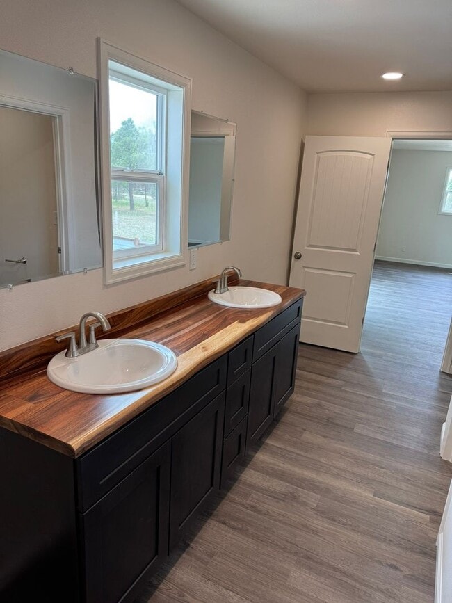 Building Photo - 4 Bedroom 2 Bath - Quiet country Property