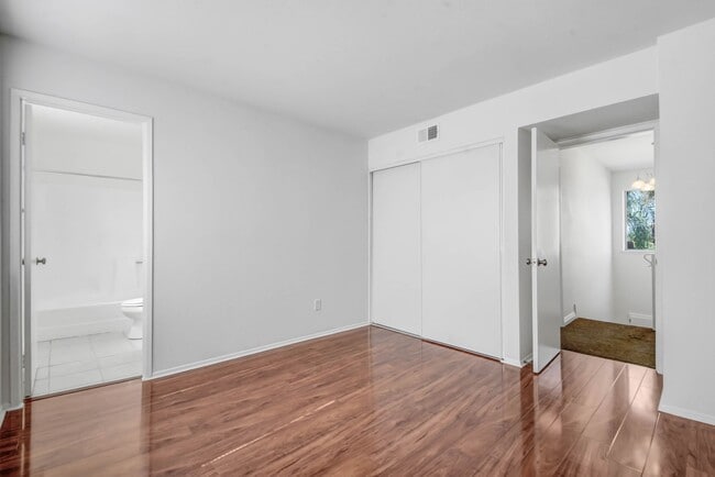 Building Photo - Available Now! 2-bedroom, 2.5 bath, 2 story condominium!