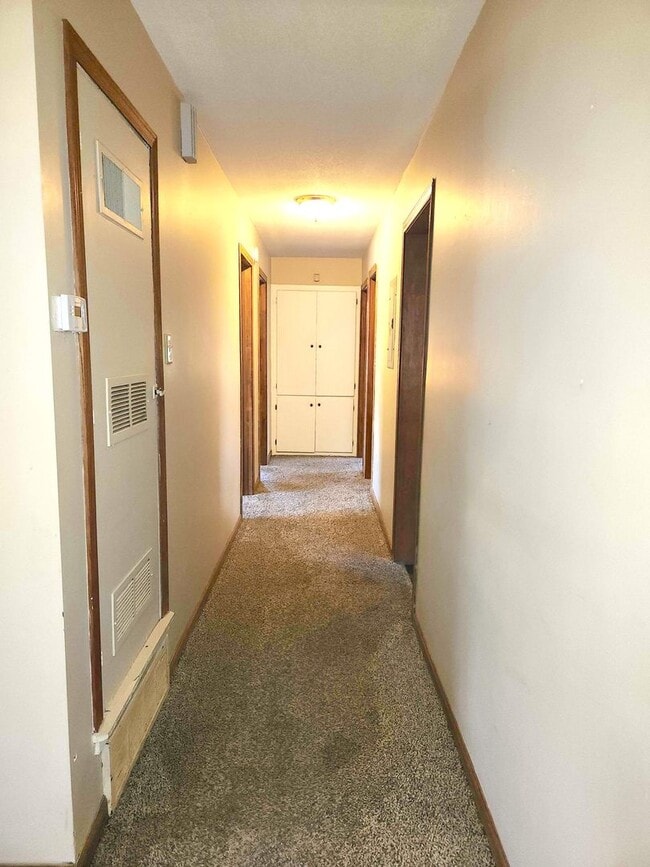 Building Photo - Easy Access to Shopping and Highway!