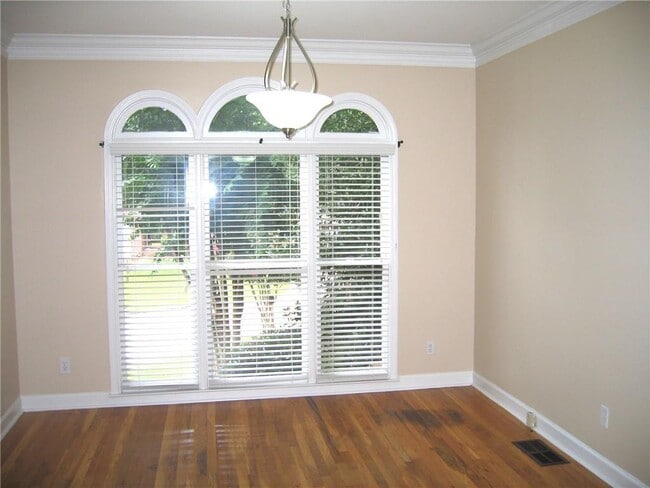 Building Photo - 1074 Pine Grove Ave NE