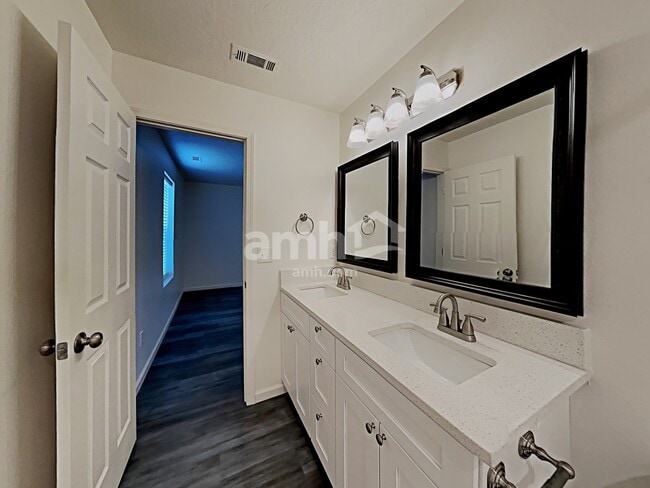 Building Photo - 4454 N Longabaugh Way