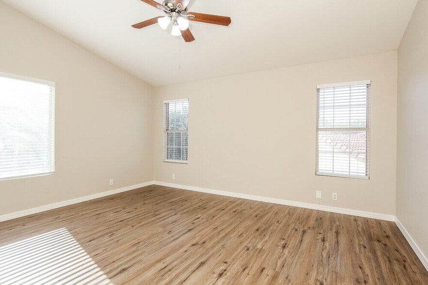 Building Photo - 9243 W St John Rd