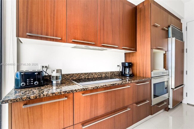 Building Photo - 16001 Collins Ave
