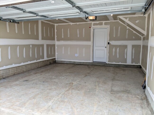 Building Photo - Three level townhouse in The Preserve at Tuscarora Creek community ready by mid September!