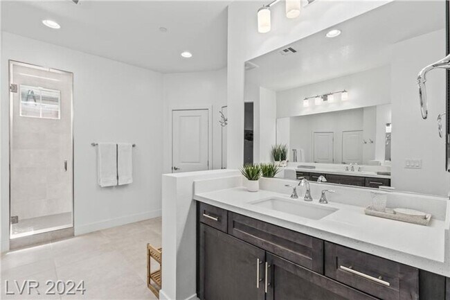 Building Photo - Elevated Desert Living with Strip & Mountain Views – Fully Furnished 6-Bedroom Retreat!