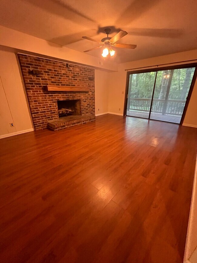 Building Photo - Move In Ready