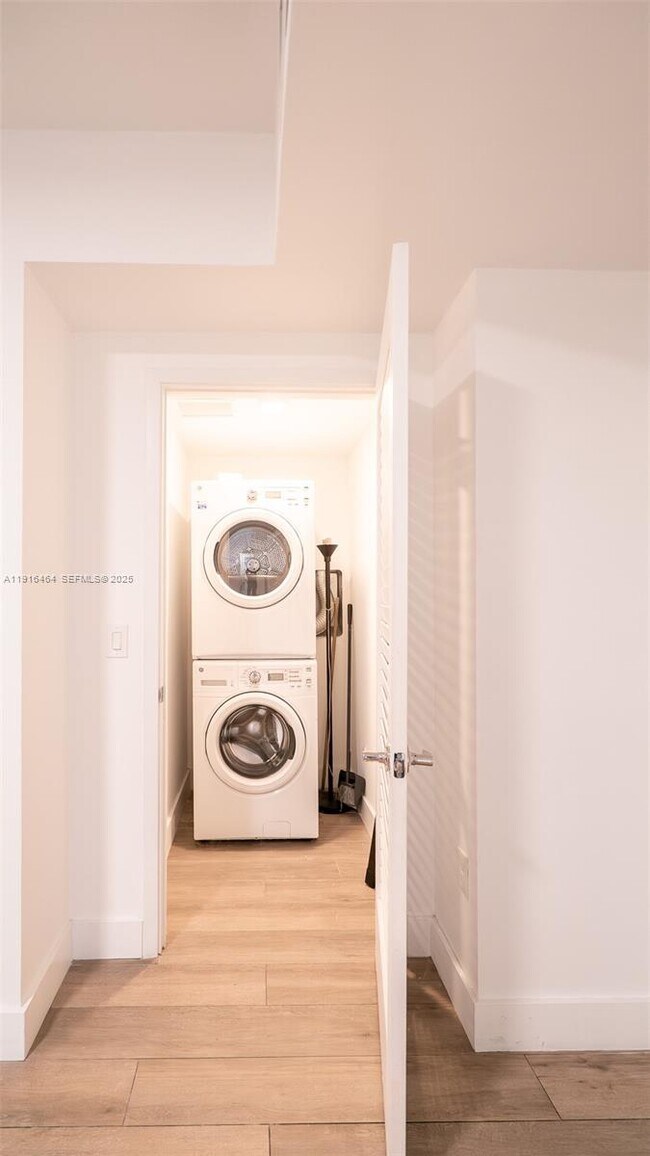 Building Photo - 1010 Brickell Ave