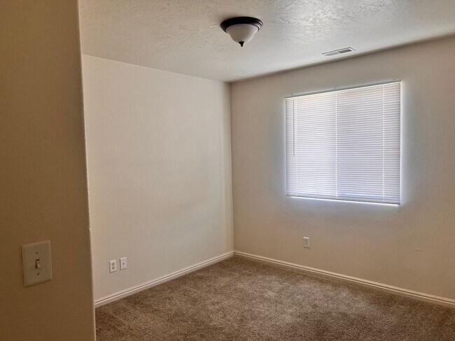 Building Photo - Charming 3-bedroom Home