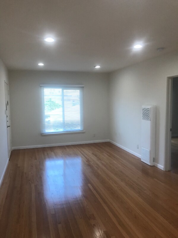 Building Photo - 209 W Maple St