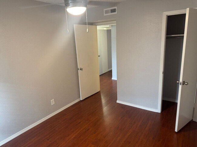 Building Photo - 312 Valley Park Dr
