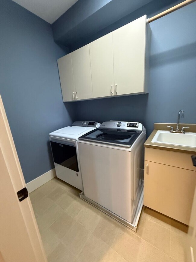 Building Photo - Stunning Contemporary townhome in Coveted Peterkort Woods, near St. Vincent's in Cedar Mill