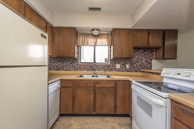 Building Photo - Cozy 3 Bedroom 1.5 Bathroom Duplex