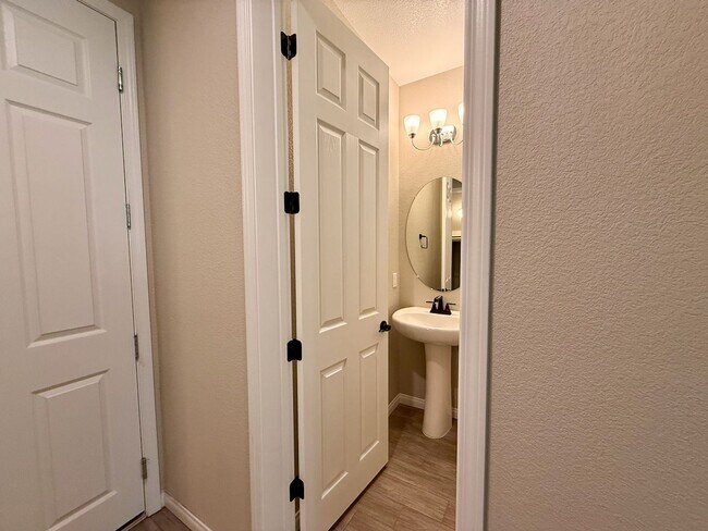 Building Photo - 3 BED 2.5 BATH 2 CAR GARAGE MODERN TOWNHOM...